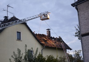 FW Rösrath: Dachstuhlbrand in Mehrfamilienhaus