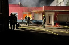 Feuerwehr Gelsenkirchen: FW-GE: Küchenbrand in der Gelsenkirchener Altstadt und ein vermeintlicher Dachstuhlbrand in Heßler - Feuerwehr rückt in der Nacht zu zwei parallelen Brandeinsätzen aus