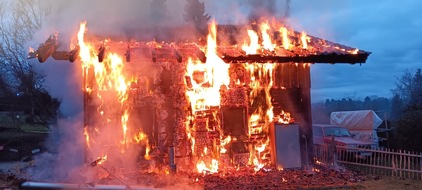 Feuerwehr Pforzheim: FW Pforzheim: Vollbrand eines Wohngebäudes