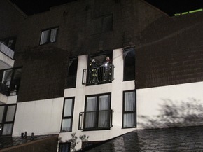 FW-AR: Arnsberger Feuerwehr rettet drei Menschen bei Brand in Mehrfamilienhaus