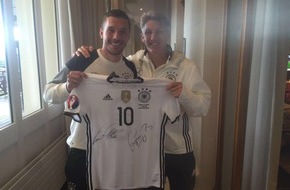 United Charity gemeinnützige Stiftungs GmbH: EM: Podolski und Schweinsteiger spenden einzigartiges Trikot / 
United Charity versteigert getragenes Trikot von Lukas Podolski signiert von Bastian Schweinsteiger für die Lukas Podolski Stiftung