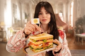 Lieken GmbH: Royaler Genuss mit Glamour-Faktor: GOLDEN TOAST launcht veganes Brioche-Sandwich und krönt Ruby O. Fee zur Queen of Bread