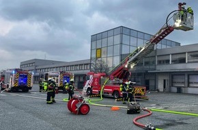 Feuerwehr Moers: FW Moers: Moers-Mattheck: Brand in leerstehendem Gewerbekomplex