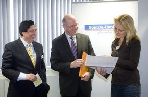 Sparda-Bank Hamburg eG: Sparda-Banken überspringen in Hamburg die 3-Millionen-Mitglieder-Hürde / Jessica Wirl aus Hamburg nahm zahlreiche Glückwünsche entgegen