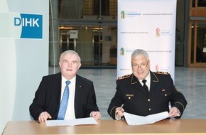 Deutscher Feuerwehrverband e. V. (DFV): Wirtschaft und Feuerwehr ziehen an einem Strang / Gemeinsame Erklärung von DIHK und DFV zu Ausbildung und Ehrenamt (BILD)