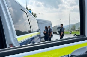 Hauptzollamt Rosenheim: HZA-RO: Einreisender aus Österreich versteckte 17.000 Euro Bargeld unter der Fußmatte und in der Hosentasche / Zoll leitete Bußgeldverfahren ein