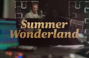 Air New Zealand wirbt mit Popstar Ronan Keating für sommerlichen Weihnachtszauber "downunder"