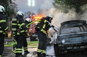 Feuerwehr Iserlohn: FW-MK: PKW brennt in voller Ausdehnung