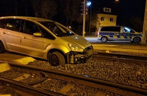 Polizei Bielefeld: POL-BI: Betrunkener folgt Pkw-Navi ins Gleisbett
