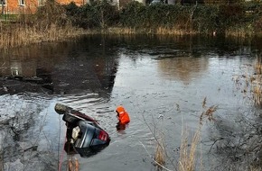 Polizeiinspektion Güstrow: POL-GÜ: PKW landet im Dorfteich - Feuerwehren im Einsatz