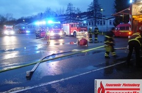 Feuerwehr Plettenberg: FW-PL: OT-Holthausen. Rauchentwicklung und Brandgeruch in einer Produktionshalle eines Industriebetriebes. Ursache bis zum Einsatzende unklar.