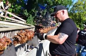 REKORD-INSTITUT für DEUTSCHLAND: RID-Weltrekord in Dipperz in der Rhön: Das Grillrestaurant »Kneshecke« grillt für seine Gäste mit dem längsten horizontal rotierenden Grill-Drehspieß der Welt