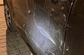 Polizei Bielefeld: POL-BI: Radfahrer f&auml;hrt in entgegenkommenden PKW - Zeugen gesucht