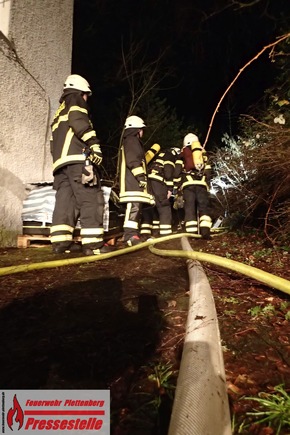 FW-PL: OT-Stadtmitte. Wohnungsbrand forderte die Feuerwehr. Brand war in Zwischendecke und Dachstuhl übergeschlagen. Bewohner verletzt.