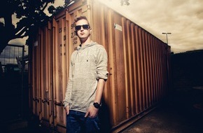 Warner Music Group Germany: Deutschland, ein Clubsommermärchen: Robin Schulz entert mit seinem Megahit-Remix von Lilly Wood & The Pricks "Prayer In C" in 17 Ländern Platz 1 und erhält Gold! (FOTO)