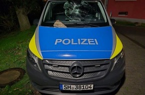 Polizeidirektion Flensburg: POL-FL: Husum - Streifenwagen besch&auml;digt - Polizei sucht Zeugen und Hinweisgeber