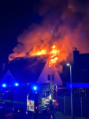 FW-Heiligenhaus: Dachstuhlbrand eines Mehrfamilienhauses