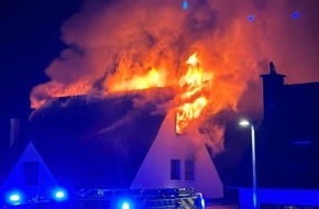 Feuerwehr Heiligenhaus: FW-Heiligenhaus: Dachstuhlbrand eines Mehrfamilienhauses