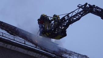 Feuerwehr Dresden: FW Dresden: Dachstuhlbrand in leerstehenden Geb&auml;ude