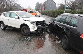 Polizei Rheinisch-Bergischer Kreis: POL-RBK: Wermelskirchen - Gegenverkehr beim Abbiegen übersehen