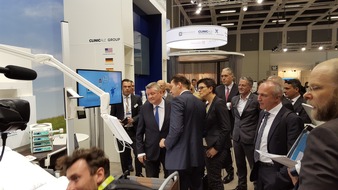 ClinicAll: Hermann Gröhe, Bundesminister für Gesundheit besucht ClinicAll auf der conhIT in Berlin