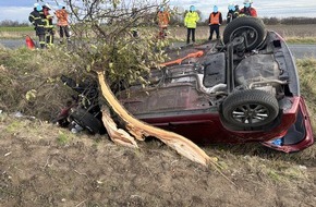 Polizeiinspektion Hildesheim: POL-HI: Eine verletzte Person und Totalschaden nach schwerem Baumunfall