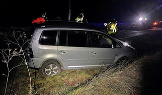 Polizeiinspektion Hameln-Pyrmont/Holzminden: POL-HM: Alkoholisierter Autofahrer landet bei Herkensen im Graben - Ermittlungen zu diversen Straftaten