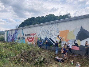 FW-AR: Farbenfrohe Hingucker am Arnsberger Bahnhof