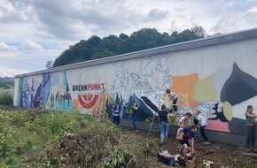 Feuerwehr der Stadt Arnsberg: FW-AR: Farbenfrohe Hingucker am Arnsberger Bahnhof