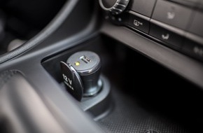 Bosch Connected Devices and Solutions: Notruf-System zum Nachrüsten: Der Unfallmeldestecker von Bosch bietet schnelle Hilfe bei Verkehrsunfällen