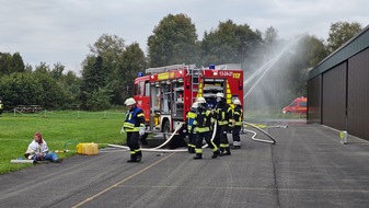 FW-ROW: Übung der Kreisfeuerwehrbereitschaft Nord in Karlshöfen: Großschadenslage nach Flugzeugkollision simuliert