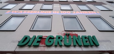 MERA25 Deutschland: Die Wasserlinie in 100 Jahren: MERA25 setzt Zeichen am Parteibüro der Grünen und der Bürgerschaft