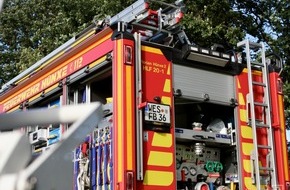 Freiwillige Feuerwehr Hünxe: FW Hünxe: Hebebühne defekt - Vier Personen in luftiger Höhe gefangen