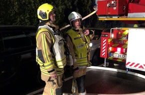 Feuerwehr Stolberg: FW-Stolberg: Dachstuhlbrand in voller Ausdehnung -  fünf verletzte Personen