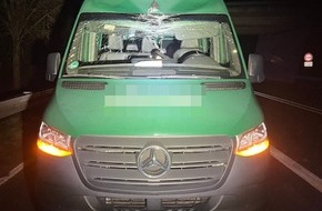 Polizeiinspektion Hameln-Pyrmont/Holzminden: POL-HM: Unbekannter wirft Stein von Brücke auf fahrenden Transporter - Polizei ermittelt wegen versuchtem Tötungsdelikt