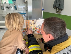 BPOL NRW: Bundesweiter Vorlesetag - Kölner Blaulichtfamilie bringt Kinderaugen zum Leuchten