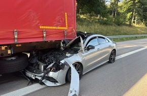 Polizeiinspektion Delmenhorst / Oldenburg - Land / Wesermarsch: POL-DEL: Autobahnpolizei Ahlhorn: Verkehrsunfall mit zwei leicht verletzten Personen und hohem Sachschaden auf der Autobahn 1 in D&ouml;tlingen +++ Zeugen gesucht