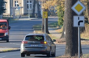 DEKRA SE: Verkehrsbeobachtung der DEKRA Unfallforschung: Nur jeder Zweite blinkt richtig / Unklarheiten offenbar vor allem bei abknickender Vorfahrtstraße