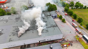 Feuerwehr Neum&uuml;nster: FW Neum&uuml;nster: Gro&szlig;brand in Lagerhalle im Industriegebiet S&uuml;d - Rund 100 Einsatzkr&auml;fte im Einsatz