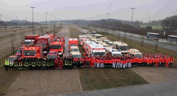 Feuerwehr Essen: FW-E: 50 zum Teil lebensgefährlich verletzte Fußballfans, Reisebus verunglückt, Vorbereitung auf die Fußball-WM 2006, gemeinsame Übung der Feuerwehr Essen und der Hilfsorganisationen ASB, DRK, JUH und MHD