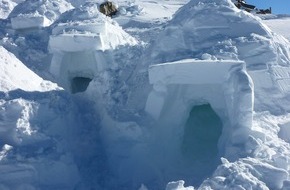 TVB Region Hall-Wattens: Ausblick auf 500 Alpengipfel, 2.600 Meter über dem Meer im ersten Igludorf in der Region Hall-Wattens - BILD