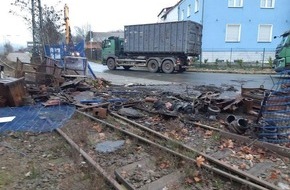 Bundespolizeidirektion Sankt Augustin: BPOL NRW: LKW verliert Container - Zug kollidiert mit Metallschrott