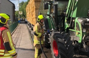 Feuerwehr Stolberg: FW-Stolberg: Brand eines Traktors mit zwei Anhängern Stroh