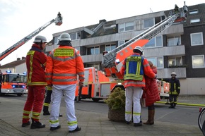 FW-D: Kerze verursacht ausgedehnten Zimmerbrand