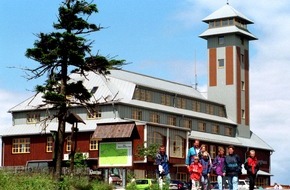Tourismusverband Erzgebirge e.V.: Wandermenü mit vier Erzgebirgsbergen / 5.000 km Wanderwege im Land der Räuchermänner und Nussknacker