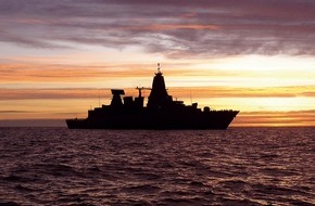 Presse- und Informationszentrum Marine: Deutsche Marine - Bild der Woche: Fregatte "Hessen" im Abendrot