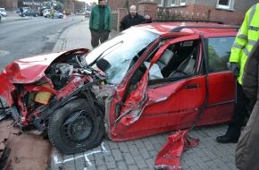 Polizeiinspektion Hildesheim: POL-HI: Söhlde/ Hoheneggelsen - Schwerer Verkehrsunfall in Ortsdurchfahrt mit einer Schwerverletzten