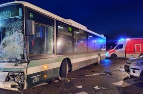 Feuerwehr Dorsten: FW-Dorsten: +++ Verkehrsunfall im Kreuzungsbereich. Ein Schwerverletzter +++