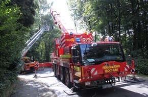 Feuerwehr Bochum: FW-BO: Zwei ca. 15 m hohe Bäume drohen zu fallen
