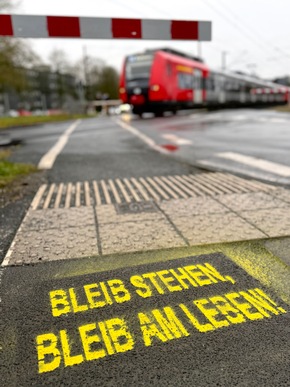 POL-SU: Auftakt der Präventionskampagne "BLEIB STEHEN, BLEIB AM LEBEN!" in Hennef